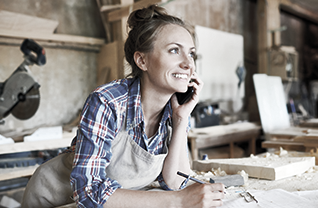 Fille au téléphone