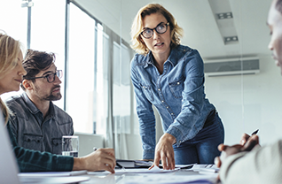 Femme en chemise bleu